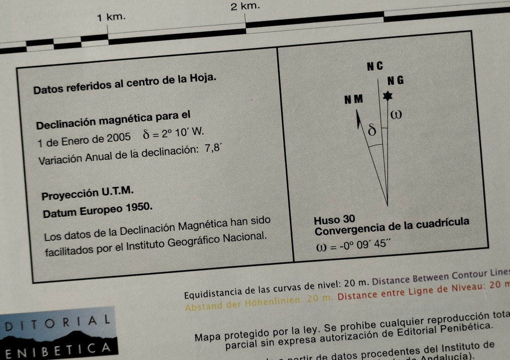 Declinación magnética en la leyenda de un mapa (Imagen de Editorial Penibética)