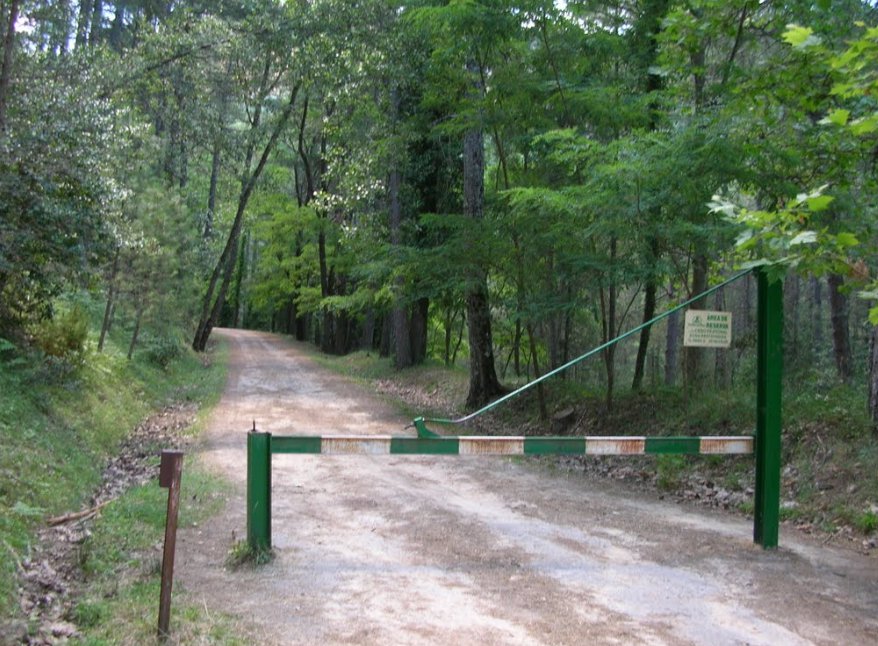 Barrera de acceso al camino de las Acebeas
