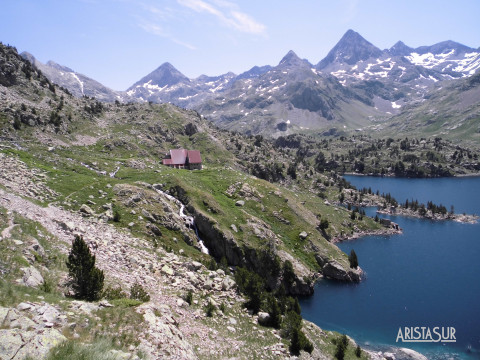 Pirineos: Ibón y Refugio Respomuso desde el embalse Sarra