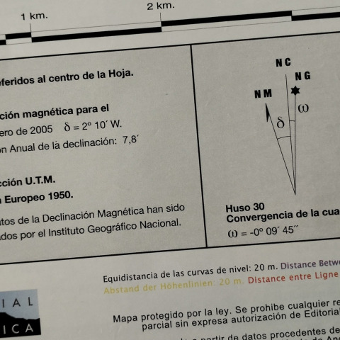 Declinación magnética en la leyenda de un mapa (Imagen de Editorial Penibética)