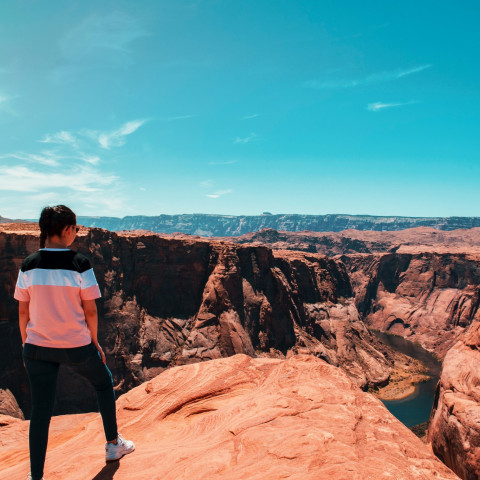 mujer mirando montaña