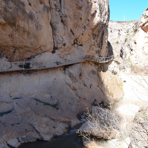 Puente colgante en el río Velillos (Gollizno)