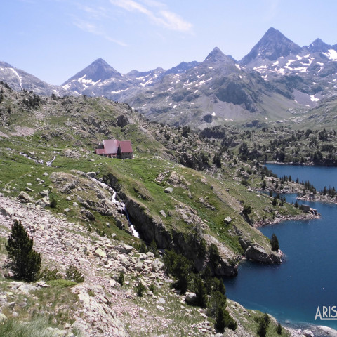 Pirineos: Ibón y Refugio Respomuso desde el embalse Sarra