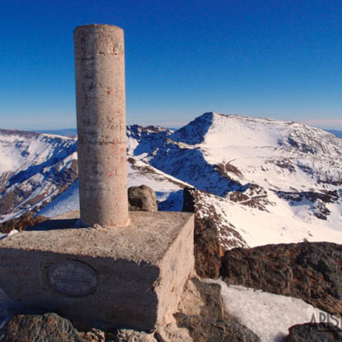 Vértice geodésico en la cumbre del Veleta