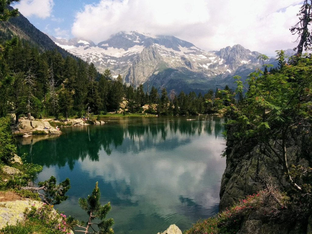 Ibón de Escarpinosa en el valle de Estós y Benasque Ibón de Escarpinosa en el valle de Estós y Benasque