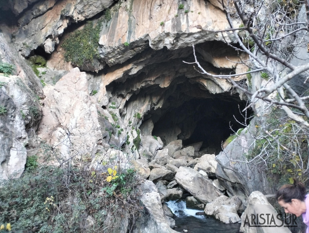 Entrada a la cueva del gato Entrada a la cueva del gato