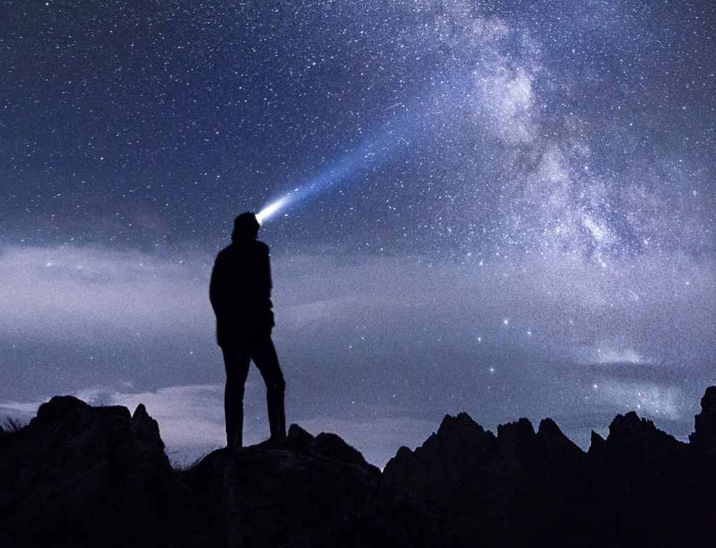 luz frontal de montaña (Foto de Stefan Stefancik en Pexels.com)