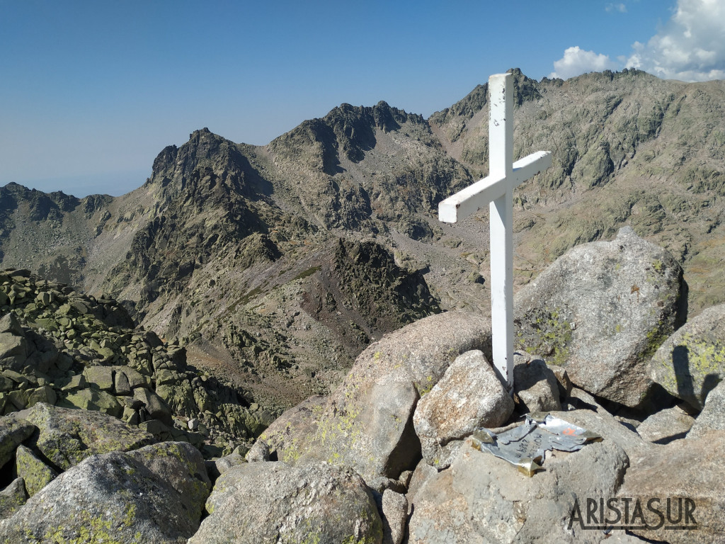 Cumbre del pico Morezón en Sierra de Gredos Cumbre del pico Morezón en Sierra de Gredos