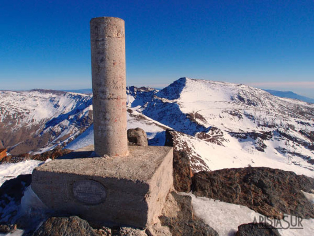 Vértice geodésico en la cumbre del Veleta