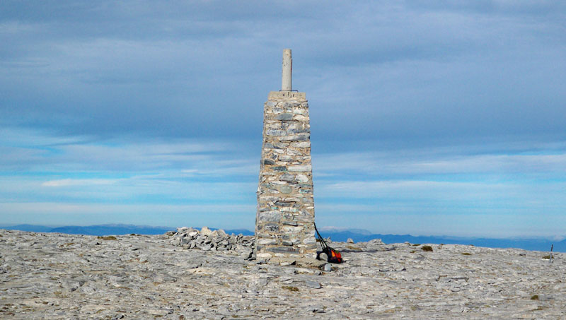 Cima en el pico la Maroma (Sierra Tejeda)