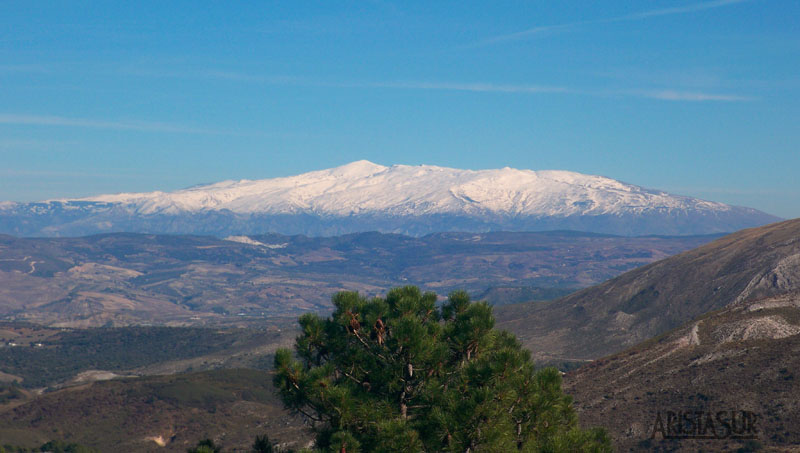 Sierra Nevada desde el pico la Maroma en la Sierra de Tejeda