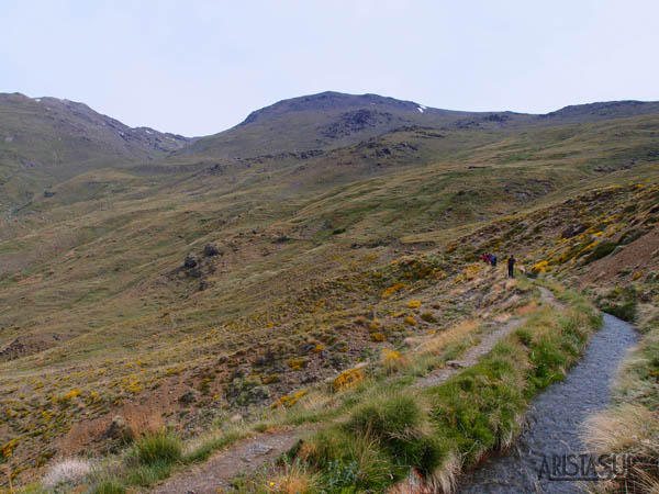 Caminando por la Acequia Alta y al fondo el Refugio Poqueira