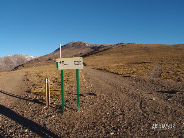 Cruce en el Alto del Chorrillo. Tomar el sendero estrecho de la derecha