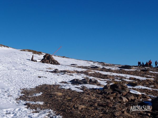 Hito que marca el desvío a Siete Lagunas y Alcazaba