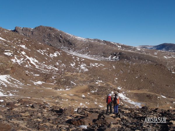 Tajo del Contadero y al fondo el Peñón del Globo sobre la Cañada de Siete Lagunas