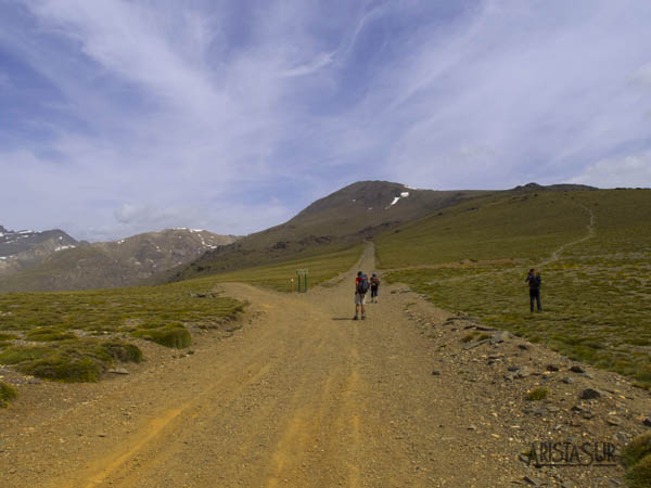 Cruce en Alto del Chorrilo, hacia la izquierda el refugio, hacia la derecha Mulhacén y 7 Lagunas