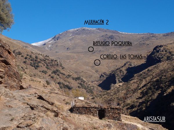 Vistas desde el barranco del Poqueira. Al fondo el Refugio Poqueira