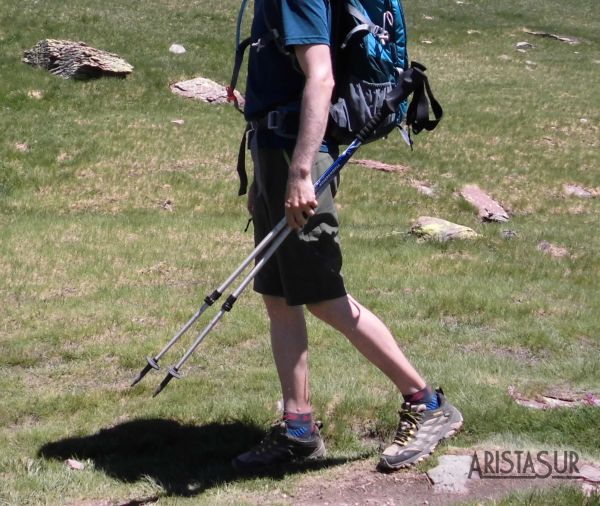 Transportar bastones de trekking en las manos