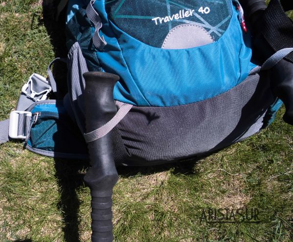 Fijar el bastón de trekking a la mochila