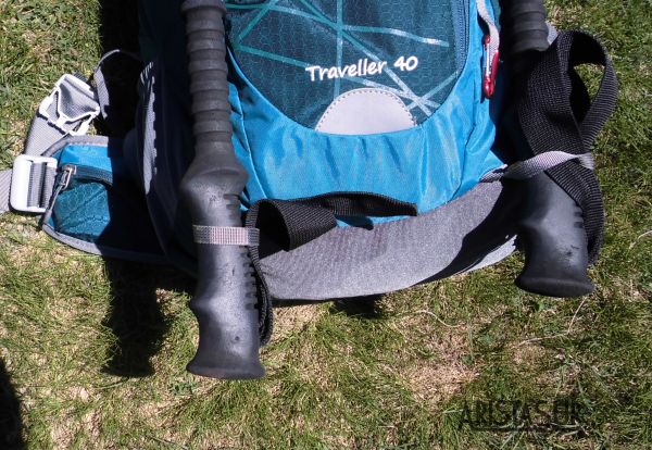 Fijar el bastón de trekking a la mochila