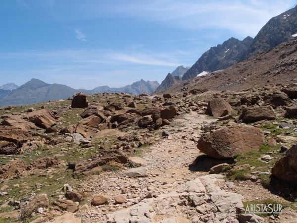 Sendero que se dirige a la cascada. Pico Petit Sarradets al frente