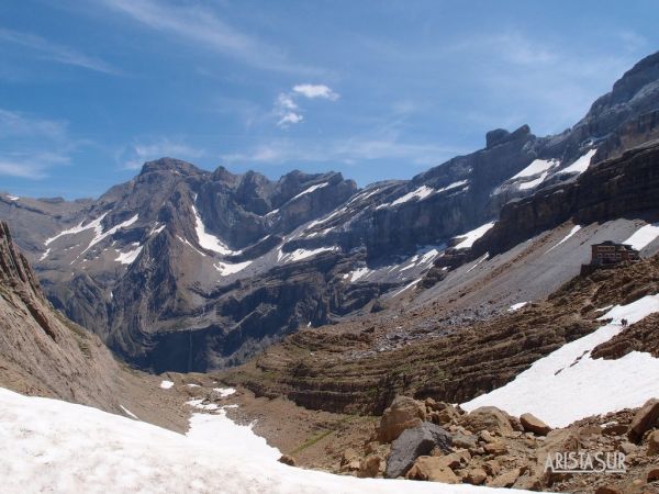 A la derecha el Refugio Brecha de Rolando sobre el circo de Gavarnie