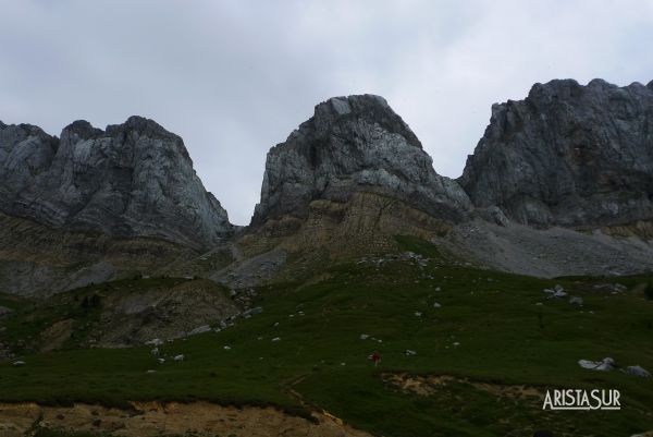 Sendero que accede al desfinaldero del Achal de los Alanos