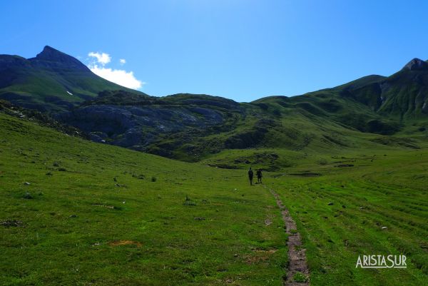 Collado del Foratón y a la izquierda pico Bisaurín