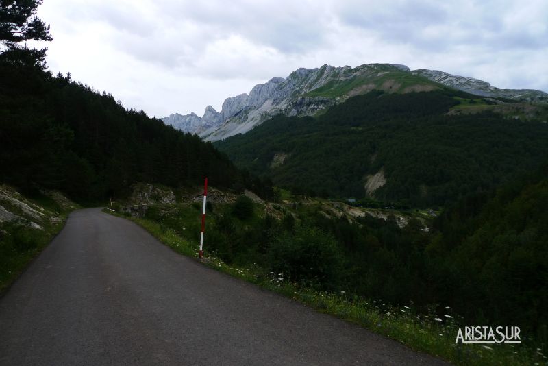 Pista de acceso al refugio Linza