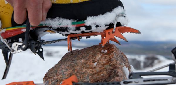 Crampones automáticos colocados en las botas