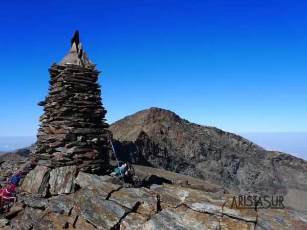 Cumbre del Cerro de los Machos y al fondo el pico Veleta