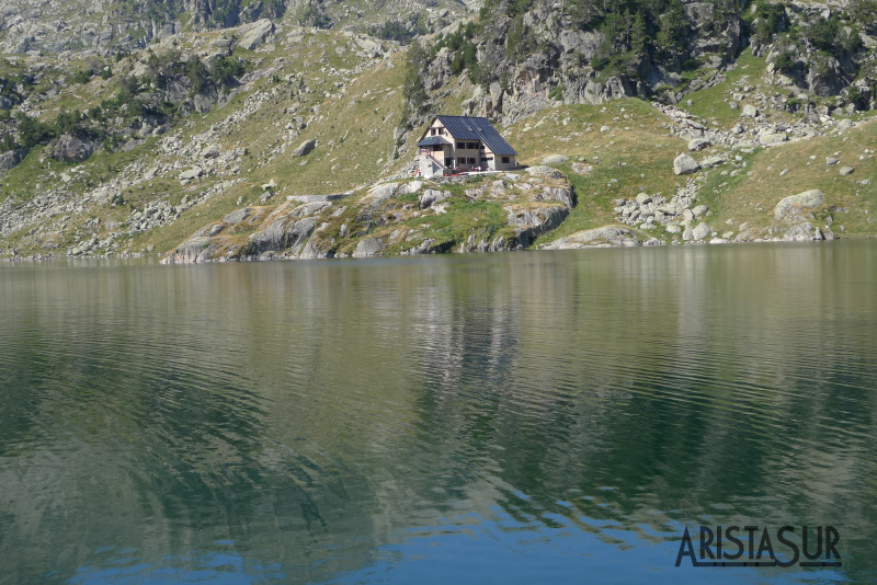 Vista del refugio Colomers desde la presa