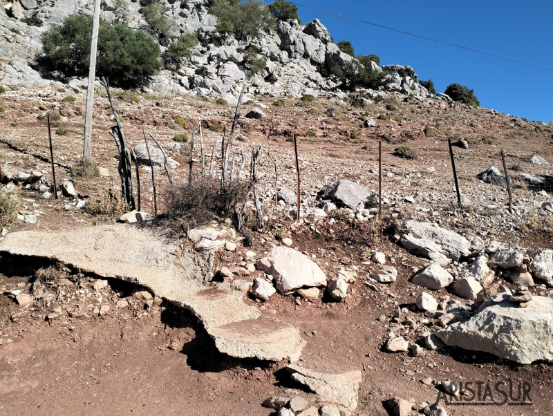 Puerta acceso sierra tras Villaluenga del Rosario