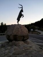 Estatua de cabra hispánica en Hoyos del Espino