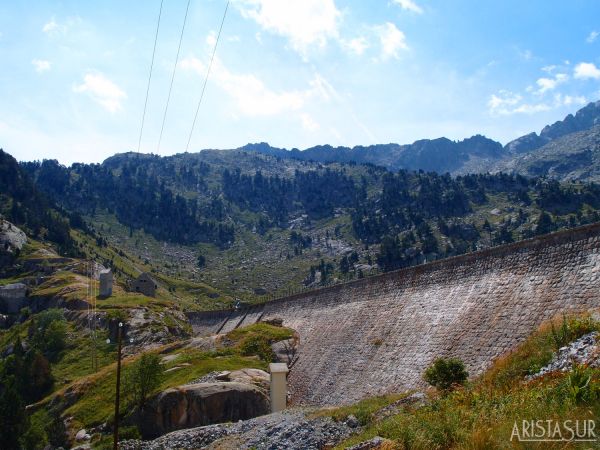 Vista de la presa y a la izquierda el refugio