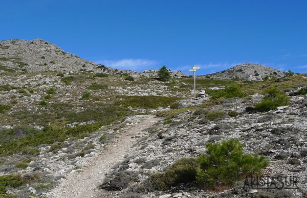 Cruce, izquierda Pico Mágina y derecha Refugio Miramundos