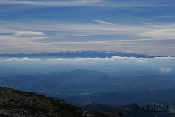 Vistas de Sierra Nevada desde el Pico Mágina