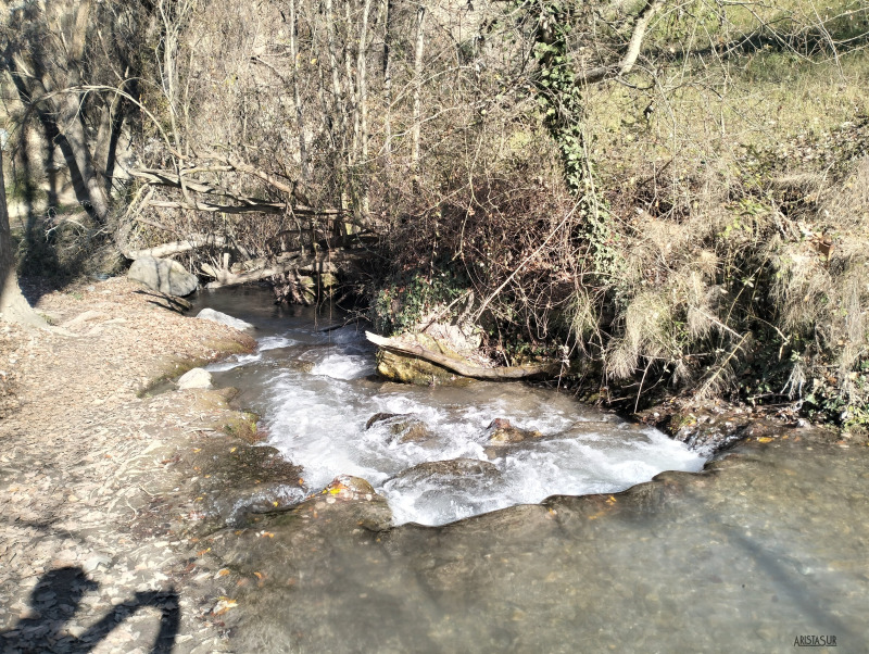 Río Monachil tras salir del pueblo