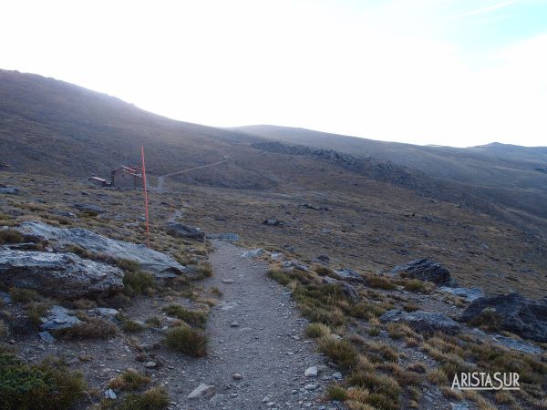 Sendero desde el refugio poqueira