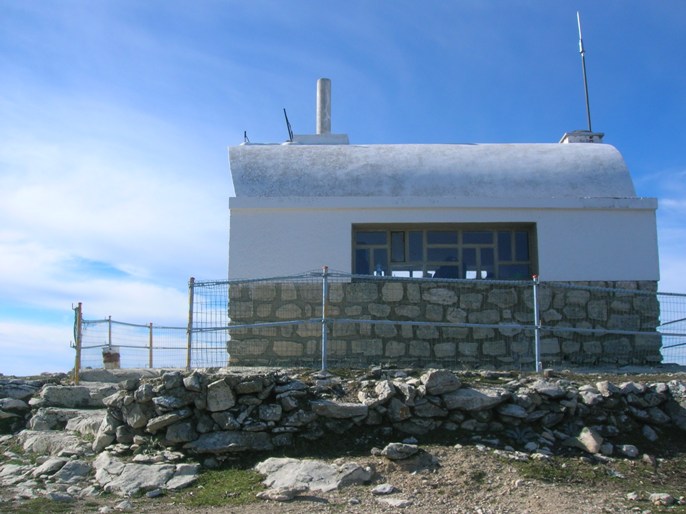 Casa forestal en la cumbre del pico Puntal de la Misa