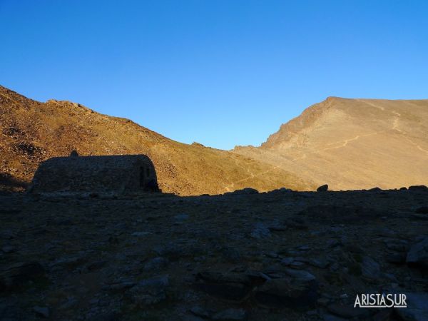 Refugio de la Caldera y Mulhacén al fondo