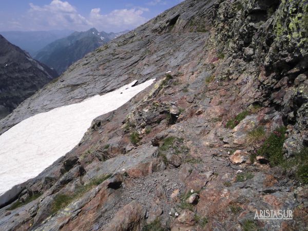 Paso de la cadena en la subida al Pico Salvaguardia