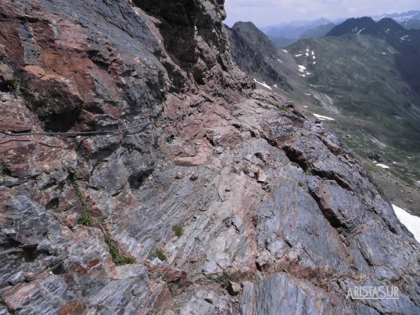 Paso de la cadena en la subida al pico Salvaguardia