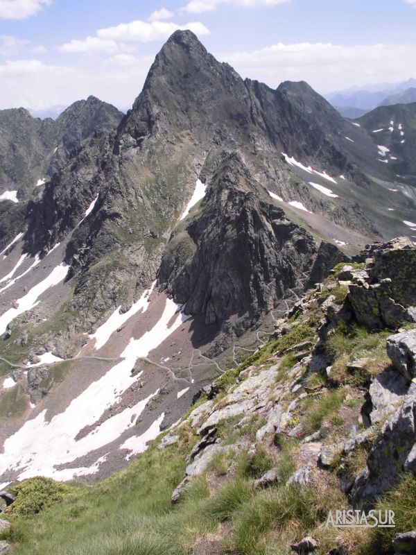 Vista aérea del Portillón de Benasque y del camino de bajada al valle de Luchón