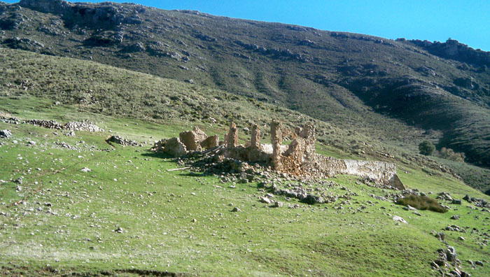 Caseria Cañatienda en la subida a la Tiñosa