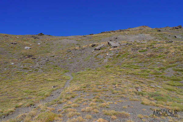 Sendero de subida y al fondo el mirador