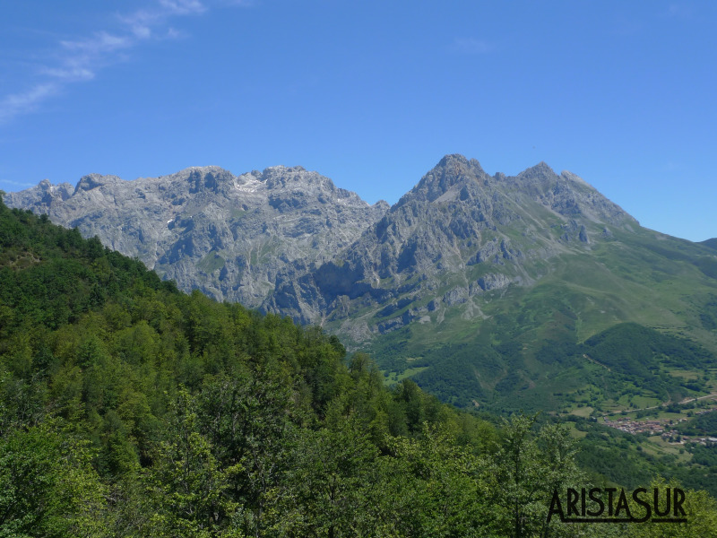 Vistas del macizo central de Picos de Europa a la bajada por la cuesta